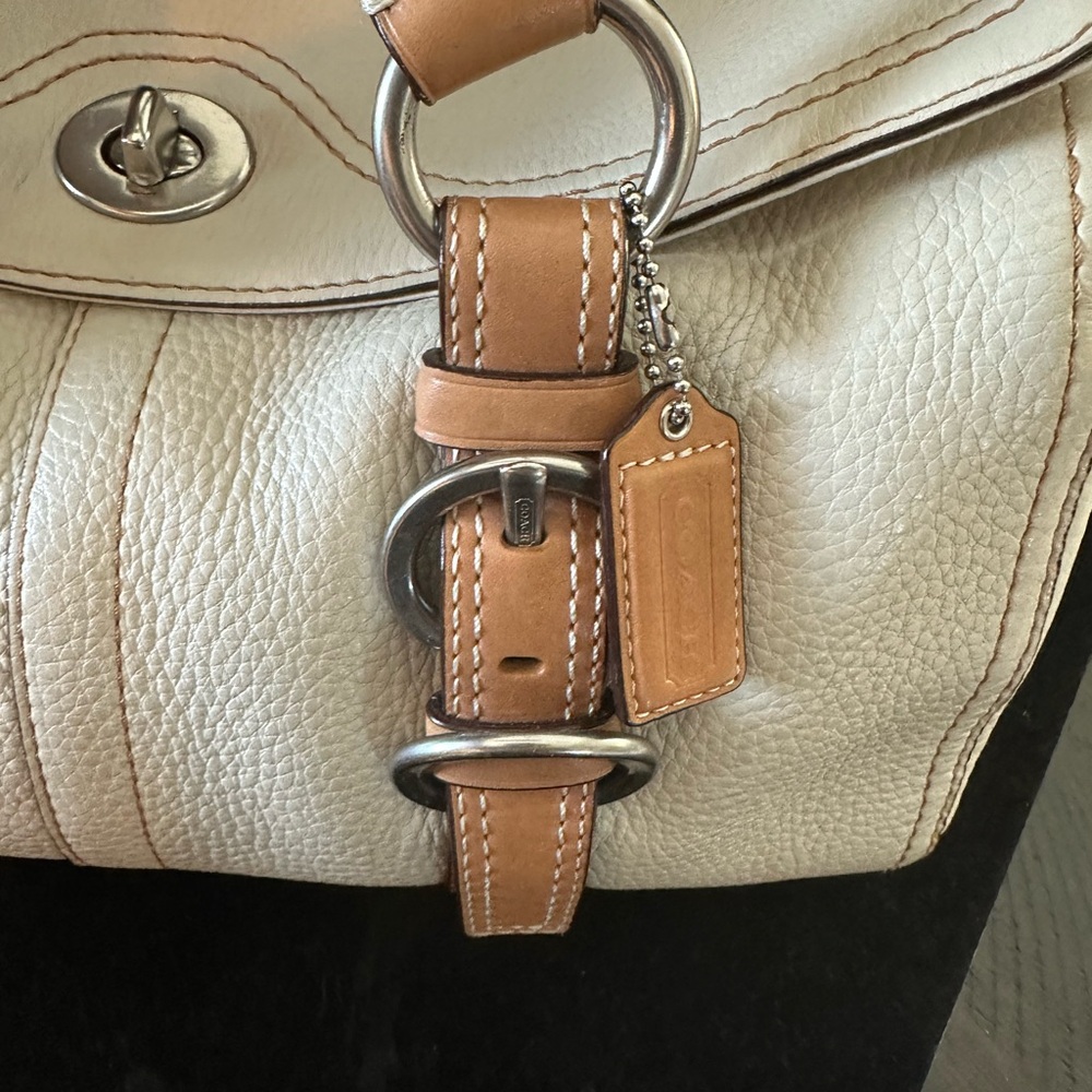 2010 Chelsea Coach Cream Pebbled Leather Shoulder Bag with Tan Straps - Picture 5 of 16